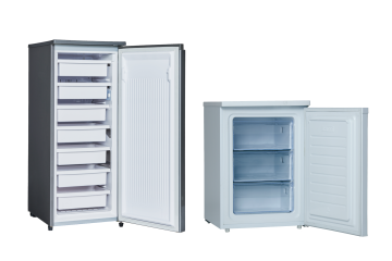 検食用のタテ型冷凍ストッカーと、ヨコ型の冷凍ストッカーが並んでいるイメージです。